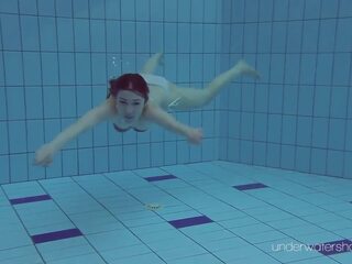 Blanca traje de baño con tatuajes â chica roxalana cheh bajo el agua