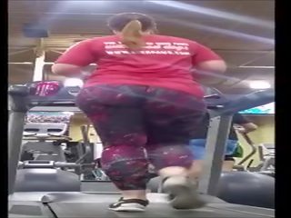 Jiggly punggung si rambut perang pawg pada treadmill