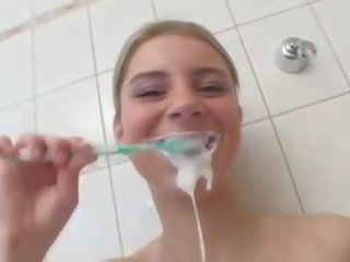 La chichona lavandose los dientes, gratis murdar clamă 69