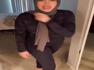 Išgalvotas moteris į a hijab su a didelis šikna