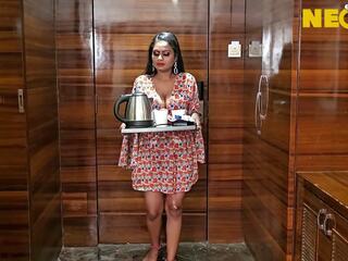 ดื้อ อินเดีย พนักงานเสิร์ฟหญิง ฮาร์ดคอร์ เพศ ฟิล์ม ด้วย ลูกค้า ใน โรงแรม: รักแร้ ใหญ่ นม โป๊
