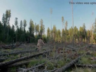 Гол госпожица маструбирам в гора