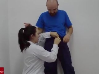 En ung sjuksköterska suger den hospital´s hantlangare balle och recorded it.raf070