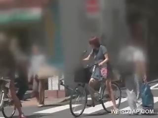 甜 亞洲人 辣妹 騎術 該 bike 得到 的pussies 所有 濕