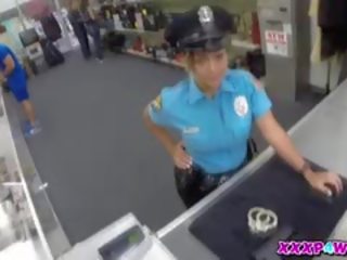 Polis officer couldnt hock henne pistol