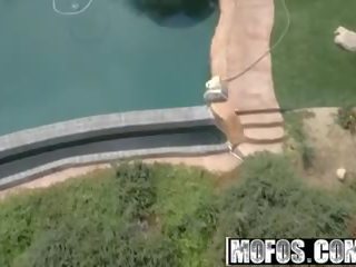 Mofos - drone metsästäjä - alison tyler - altaan paukutti