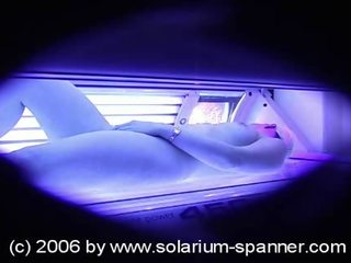 Solarium voyeur spannt im solarium