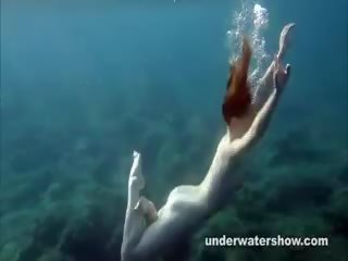 Γοητευτικός nastya κολυμπώντας γυμνός/ή σε ο θάλασσα